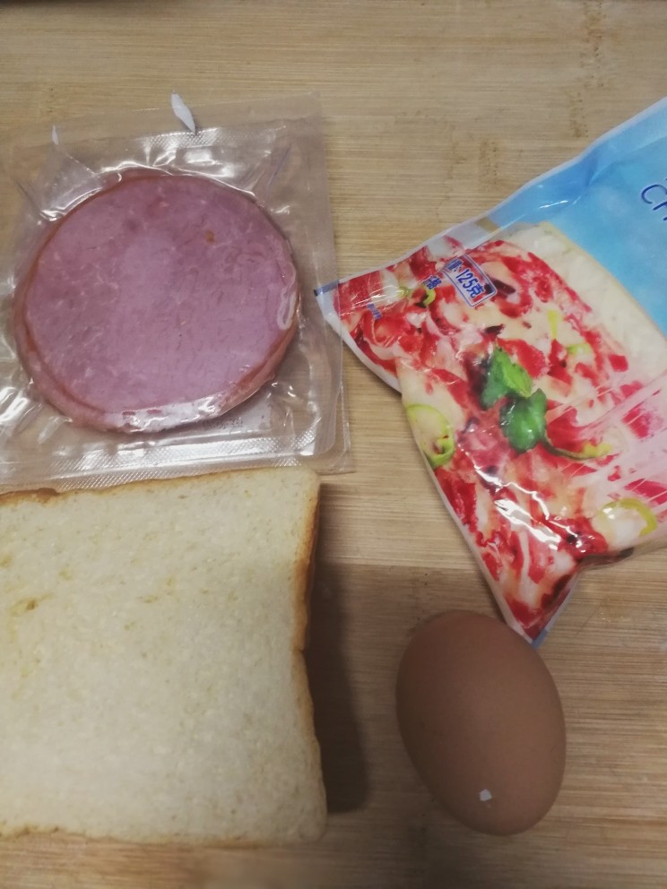 培根西多士,准备食材，家里<a style='color:red;display:inline-block;' href='/shicai/ 935'>芝士</a>用完啦只能用<a style='color:red;display:inline-block;' href='/shicai/ 935'>芝士</a>碎代替啦，有条件还是用<a style='color:red;display:inline-block;' href='/shicai/ 935'>芝士</a>片吧，这样不会散👨‍❤️‍💋‍👨