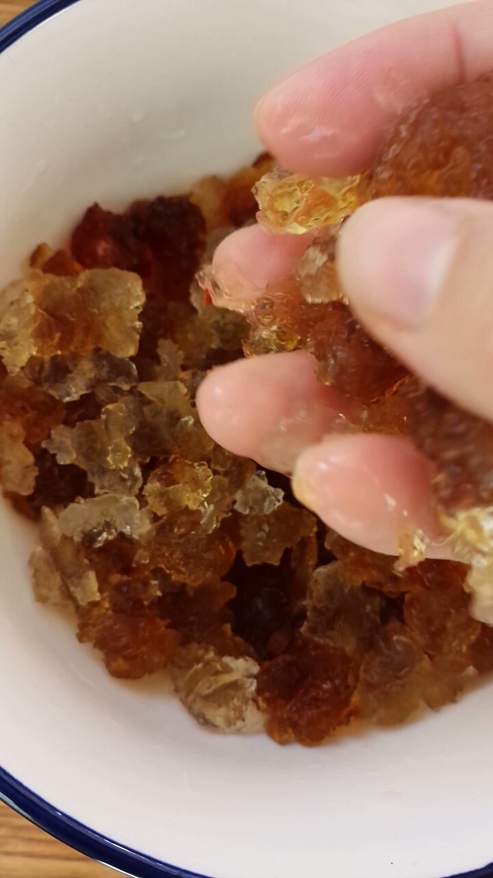 桃胶银耳雪燕羹,桃胶也剔除杂质,清洗干净