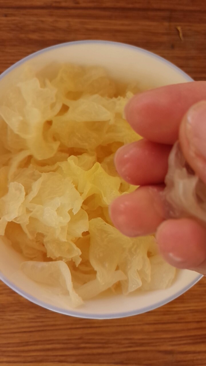 桃胶银耳雪燕羹,银耳泡发之后去蒂,撕成小朵