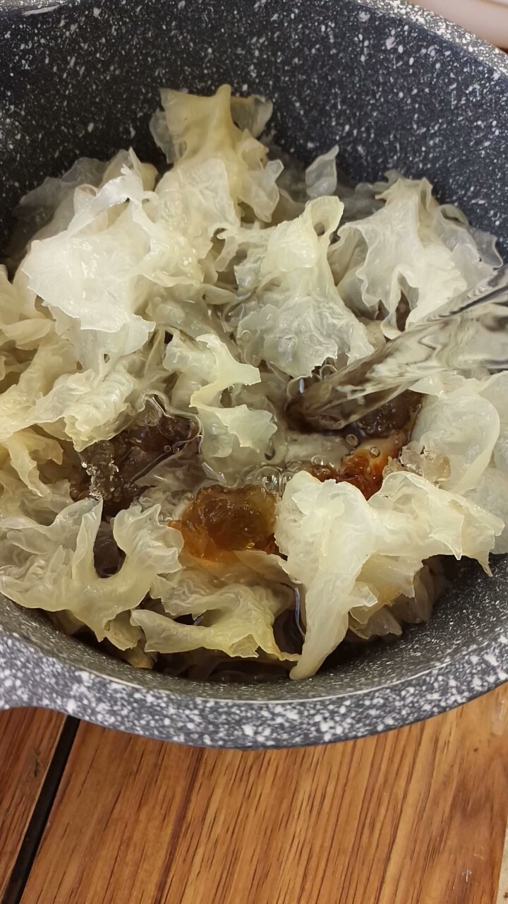 桃胶银耳雪燕羹,倒入足量的清水,可以多倒一些