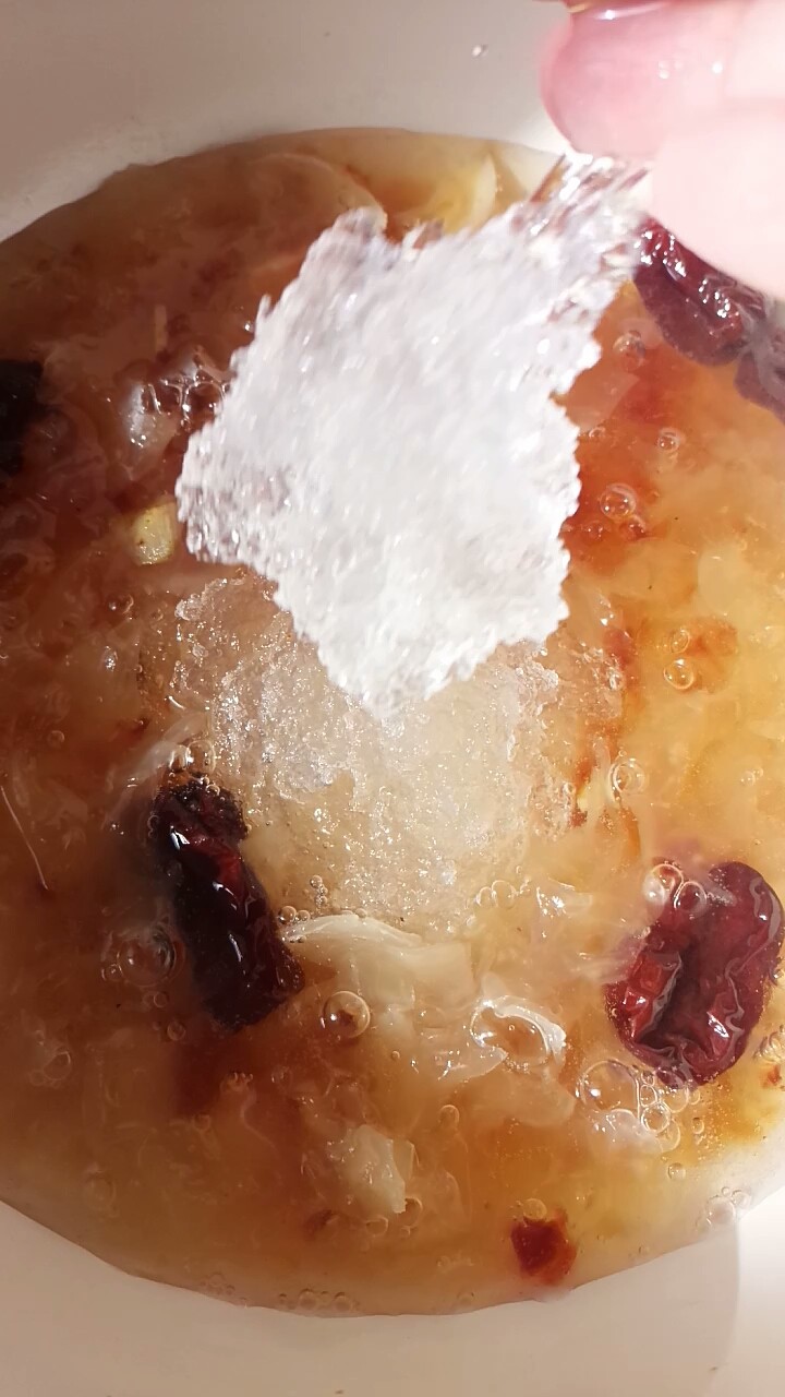 桃胶银耳雪燕羹,把雪燕放进去