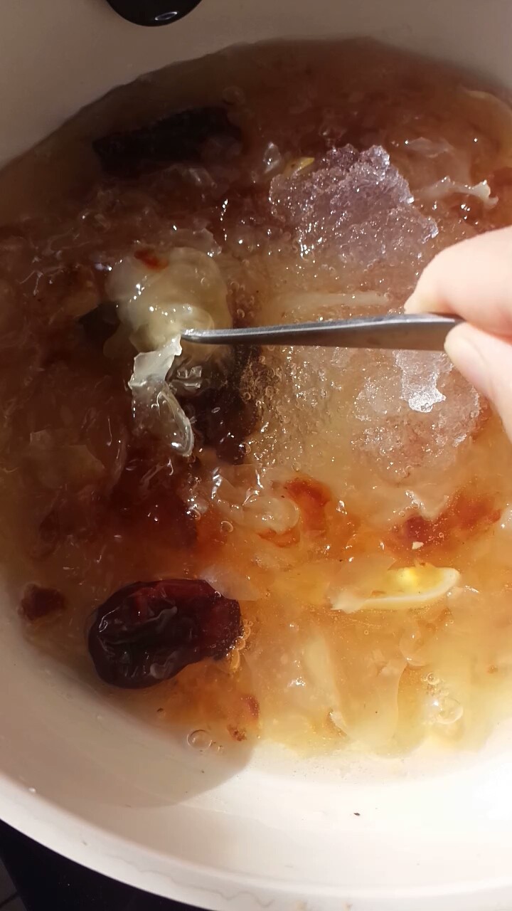 桃胶银耳雪燕羹,搅一搅,继续用小火熬煮5分钟即可出锅