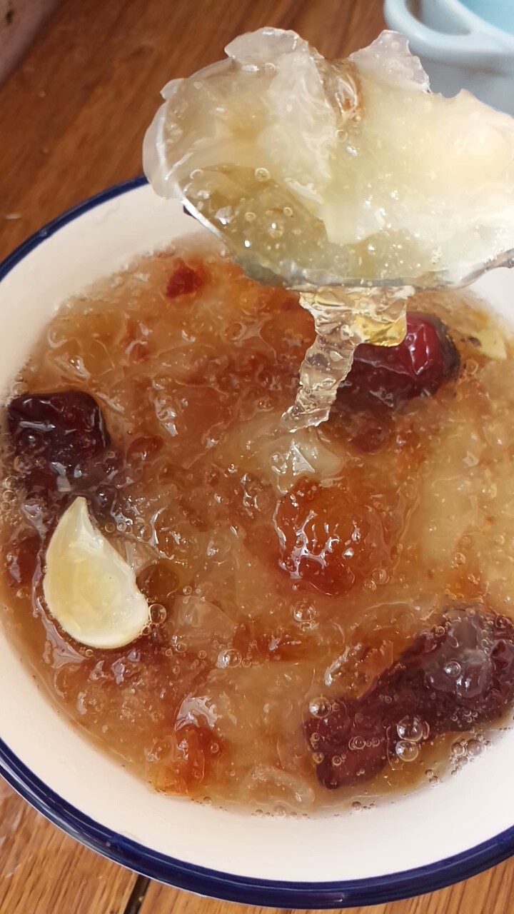 桃胶银耳雪燕羹,满满的胶质,快来喝一碗!