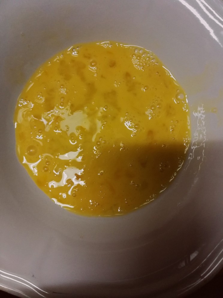 培根西多士,<a style='color:red;display:inline-block;' href='/shicai/ 9'>鸡蛋</a>在平盘打散，搅匀