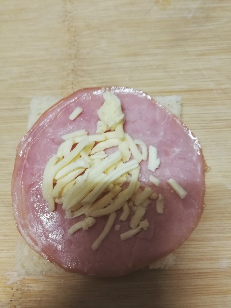 培根西多士,培根上加入芝士碎，有条件还是用芝士片吧😊