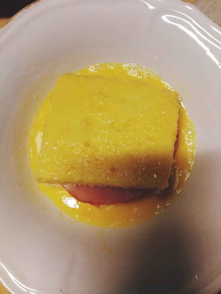 培根西多士,确保吐司四周都裹上蛋液