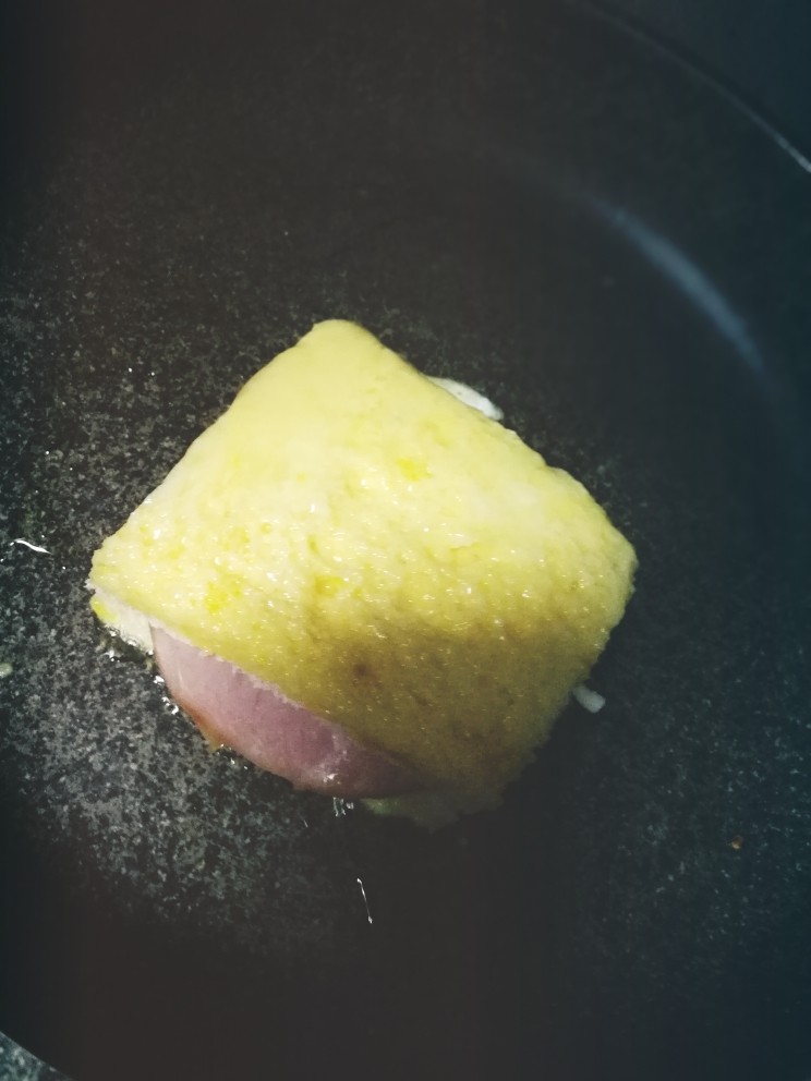 培根西多士,麦石锅热油，放入裹好蛋液的培根，小火煎好后翻面，在这推荐一个麦石锅淘宝买哒好用不贵💁