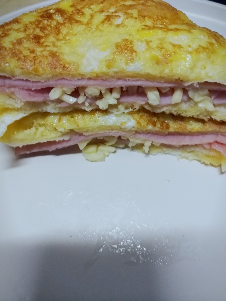 培根西多士,煎好的西多士，包裹着培根芝士，满屋子都是香味呀，小伙伴们自行脑补嘻嘻(♡˙︶˙♡)