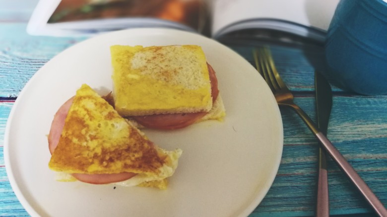培根西多士,中间切开，配合一杯草莓🍓牛奶吃完就可以上班啦💃