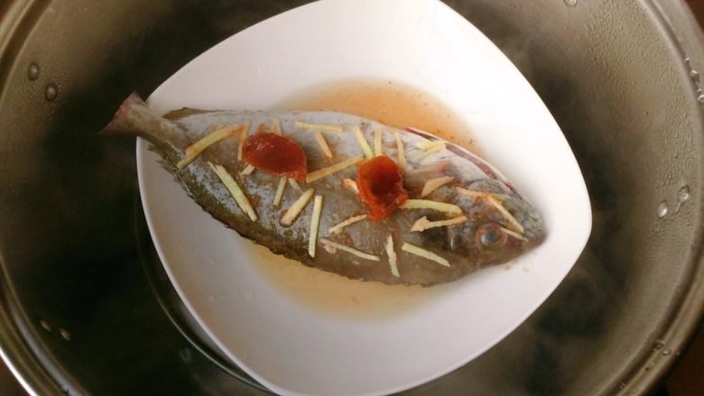 酸梅汁蒸泥猛鱼,放入蒸锅,大火蒸8分钟。