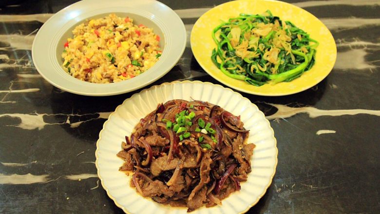 虾皮菠菜,两个人的快手晚饭,牛肉蛋炒饭+虾皮菠菜+孜然牛肉