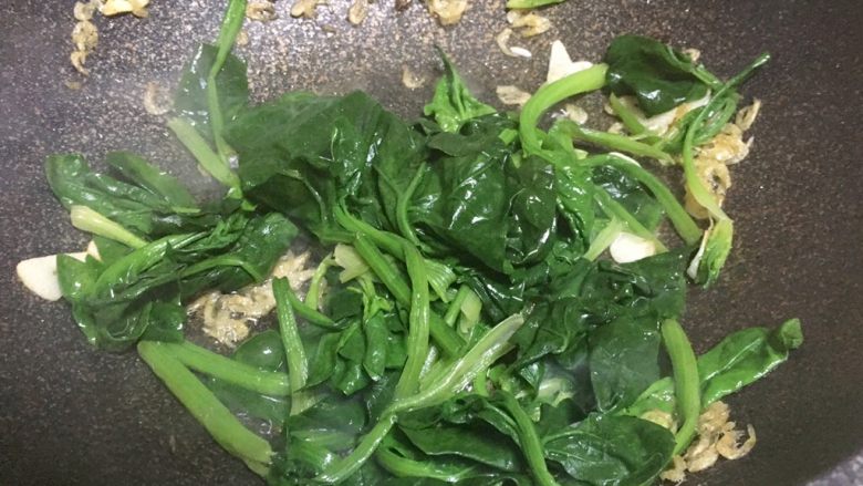 虾皮菠菜,下菠菜翻炒,因为菠菜已经汆烫过,熟得差不多了,整个炒制过程迅速