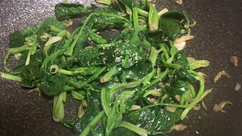 虾皮菠菜,调味:盐和鸡精,翻炒均匀即可