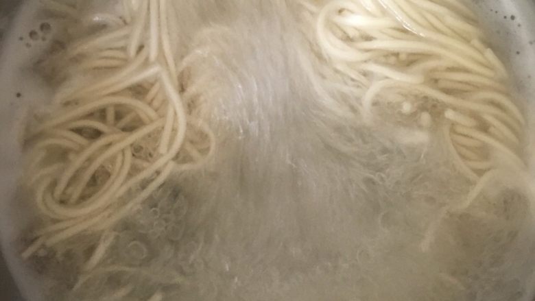 大树鸟巢葱油拌面,开水下面
不能够煮太久
熟即盛出
