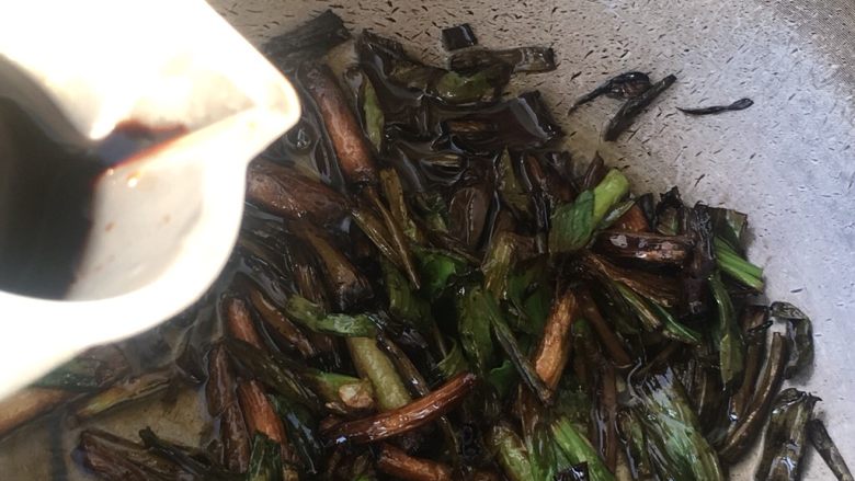 大树鸟巢葱油拌面,倒入酱油