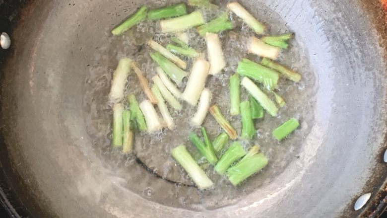 大树鸟巢葱油拌面,锅热倒油
先炸葱白