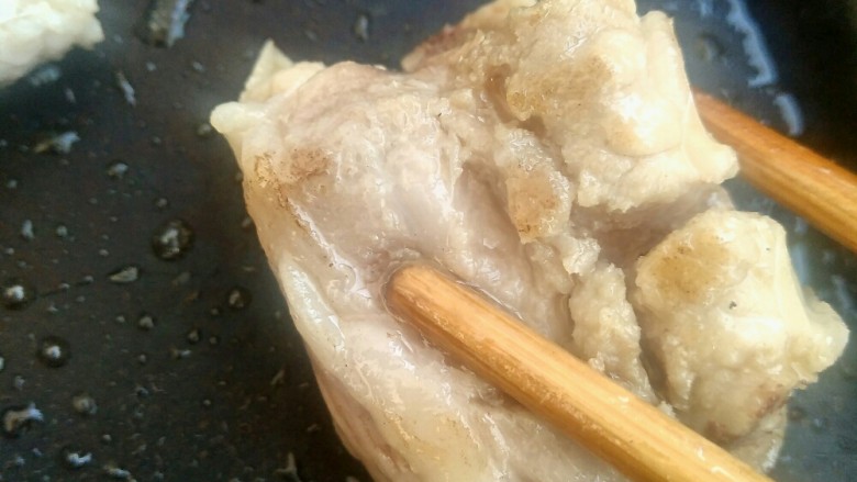 营养方便面,下面一步就是制作排骨啦😄。我挑选的是肥瘦相间的,这样吃起来会特别香,口感也会相对较好。