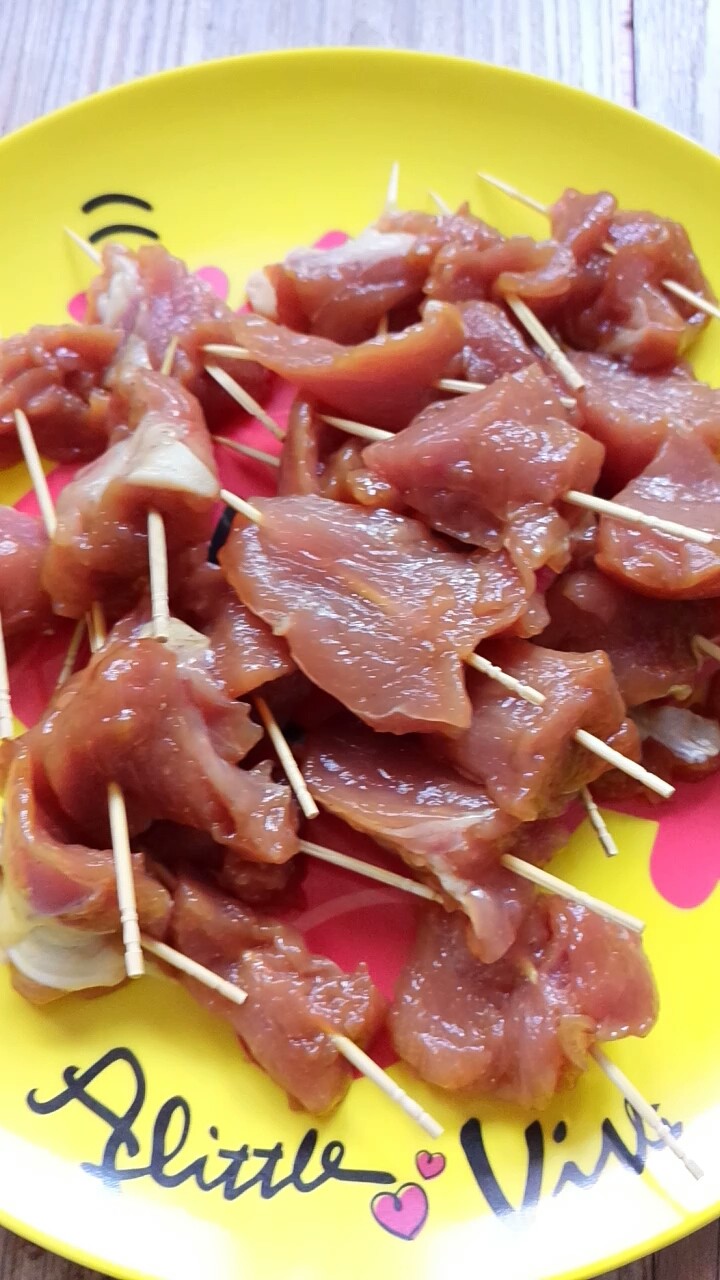 牙签肉,再将腌制好的肉用牙签串起来