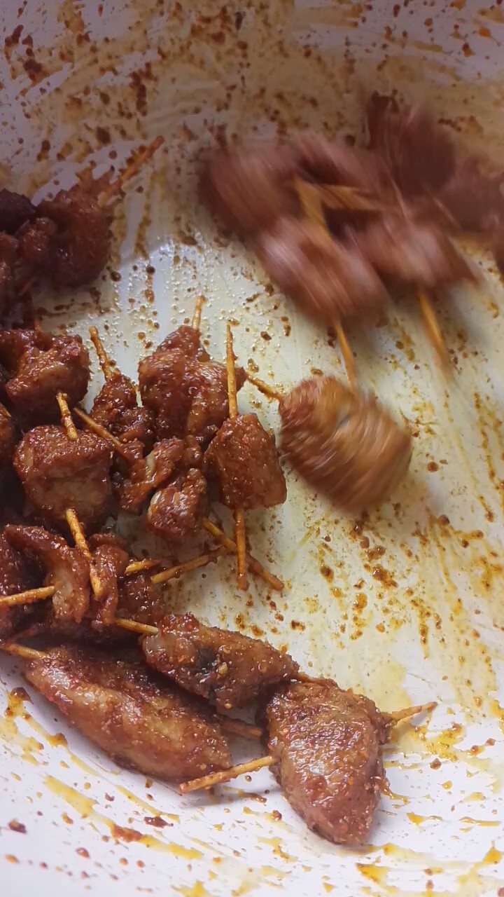 牙签肉,翻炒几下 牙签肉均匀蘸裹上料即可