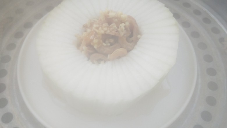 蒸蒸日上鲜美虾仁蒸冬瓜,蒸锅上汽,放入锅中。