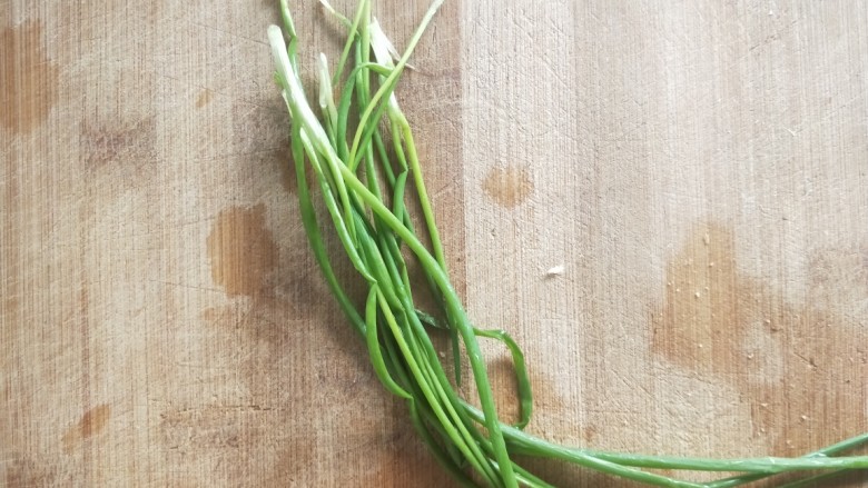 蒸蒸日上鲜美虾仁蒸冬瓜,蒸的同时准备葱,洗净,切葱花备用。