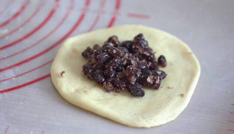 平底锅版面包(附详细教程),我喜欢吃蜜豆~为了辨别,你可以一个做圆形,一个做饺子形状;