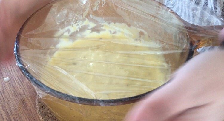 平底锅版面包(附详细教程),用保鲜膜盖起来,待用!
