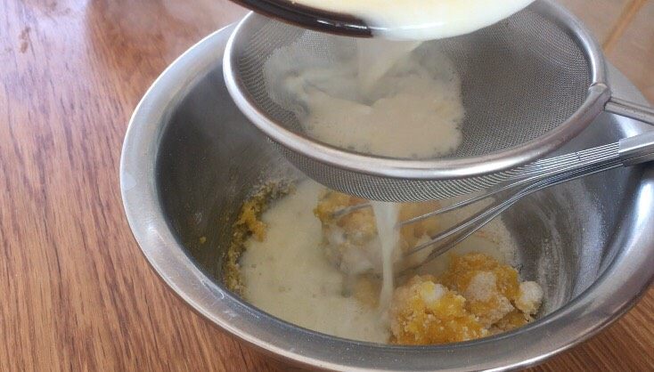 平底锅版面包(附详细教程),倒入步骤2的热牛奶,借助面粉筛过滤;