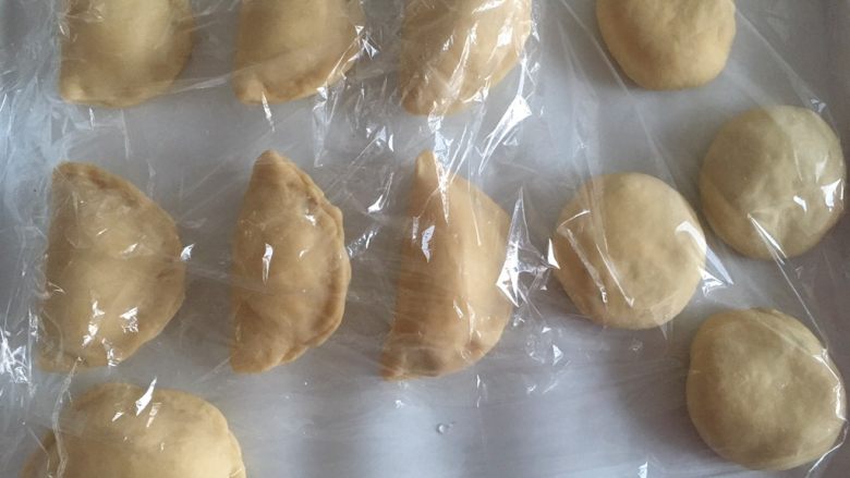 平底锅版面包(附详细教程),盖上保鲜膜进行二次发酵;