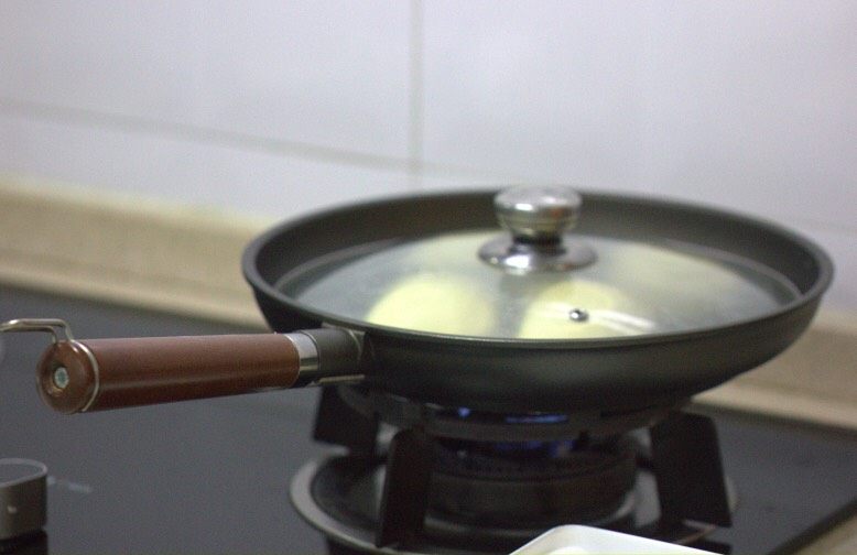 平底锅版面包(附详细教程),用平底锅小火双面烙熟,不要放油,但是要盖盖子哦!