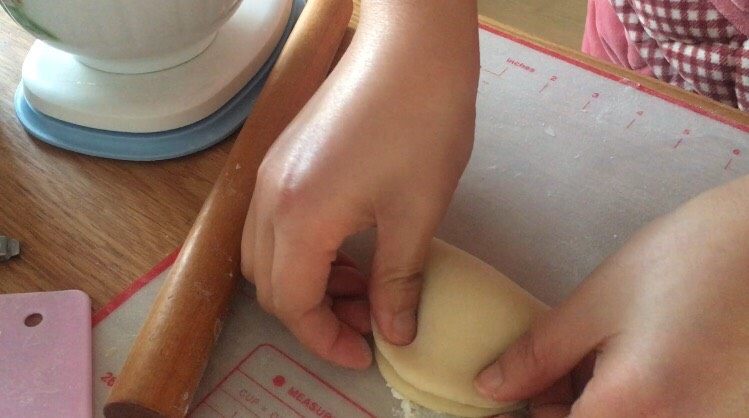平底锅版面包(附详细教程),注意封口,不要让馅料跑出来哦!