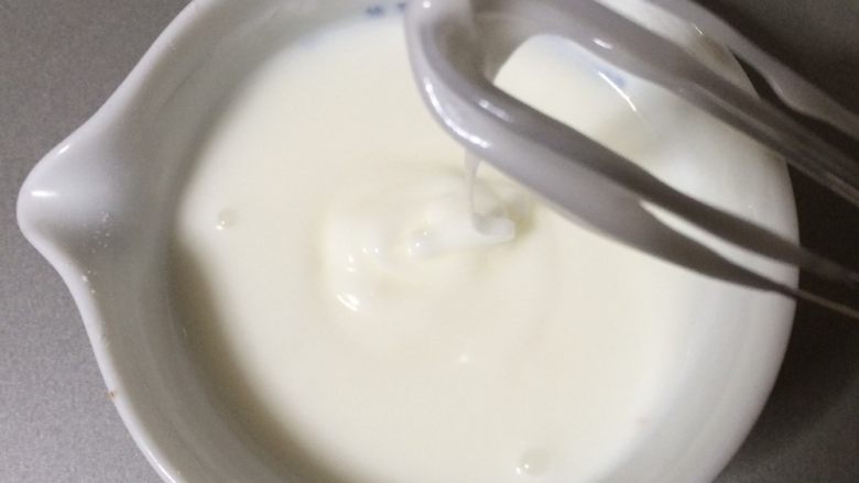 淋面柠檬香草磅蛋糕,我会做一个玻璃箭头。在一个小杯中加入柠檬汁和糖粉,搅拌均匀,最后加入炼乳,轻轻搅拌(见步骤24)
