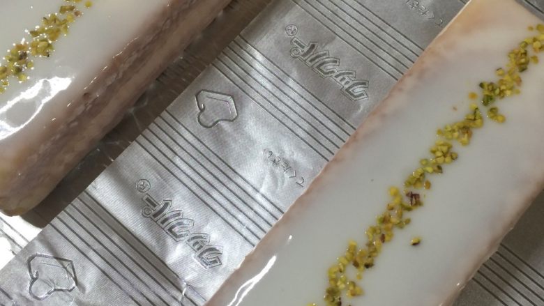 淋面柠檬香草磅蛋糕,开心果被放置在顶部,只要你喜欢设置。去除倒下的玻璃箭头。(这将需要大约一个小时,直到它巩固)