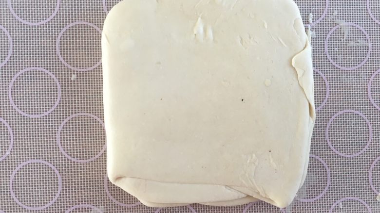 中式点心:千层酥,这样的步骤重复3次,擀成长方形,左右三对折再上下对折,最后将面团擀成略有厚度的长方形或者正方形;