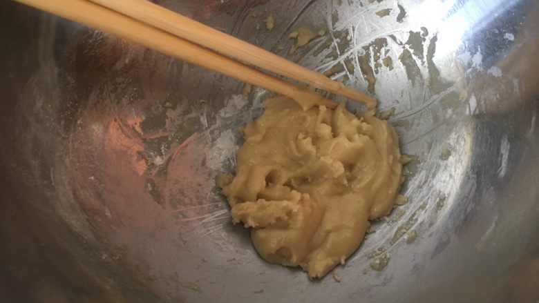 中式点心:千层酥,搅拌好备用,是这种浓稠状;