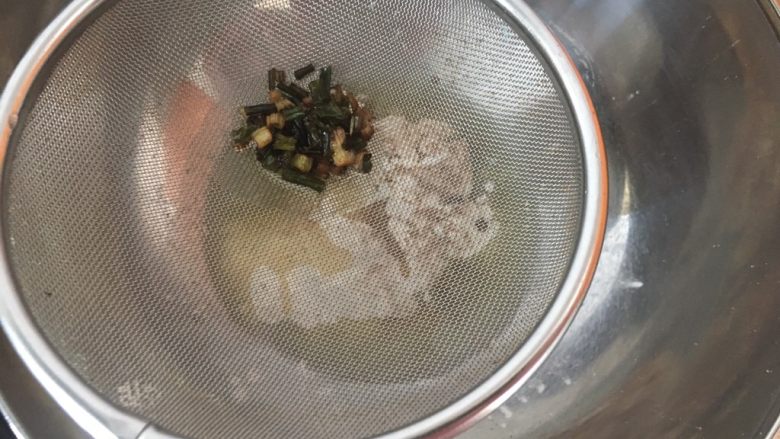 中式点心:千层酥,炸好的葱段用面粉筛滤出,直接趁热倒入面粉碗里;