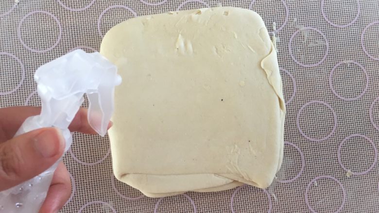 中式点心:千层酥,表面喷水;你也可以刷鸡蛋液;