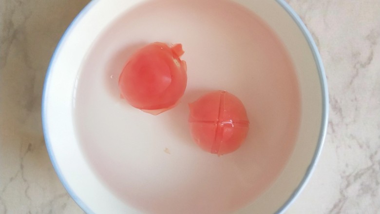 #宝宝辅食#早餐鸡蛋杯,<a style='color:red;display:inline-block;' href='/shicai/ 59'>番茄</a>划十字,用开水烫皮