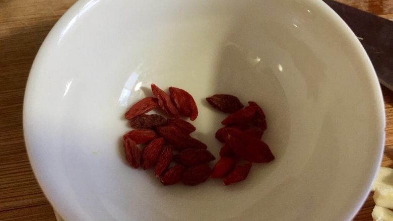 我爱蒜蓉系列➕蒜蓉蚝油生菜,准备点枸杞干,这道菜不想放辣椒,所以用枸杞的颜色来点缀的