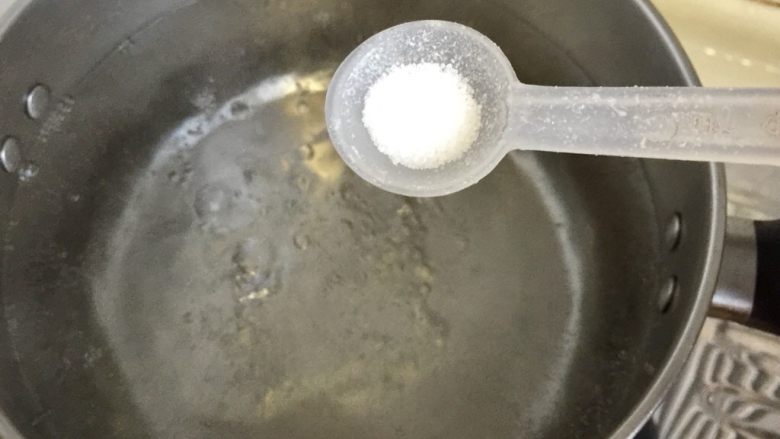 我爱蒜蓉系列➕蒜蓉蚝油生菜,取一小锅,坐锅烧水,水开加入少许食盐