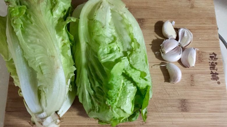 我爱蒜蓉系列➕蒜蓉蚝油生菜,食材很简单:嫩生菜两小颗,蒜六瓣,还有<a style='color:red;display:inline-block;' href='/shicai/ 673'>枸杞</a>,在下图