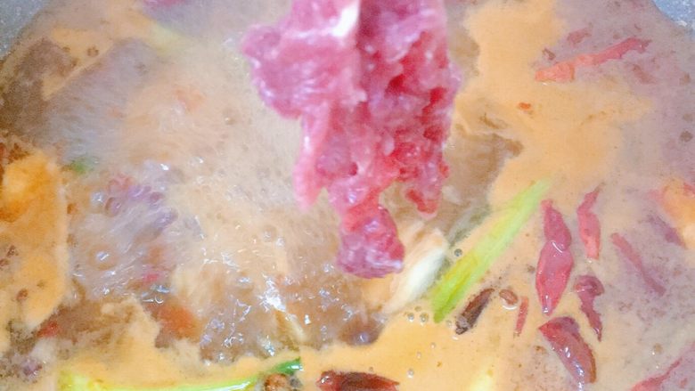 水煮牛肉,放入牛肉,煮至牛肉变色即可