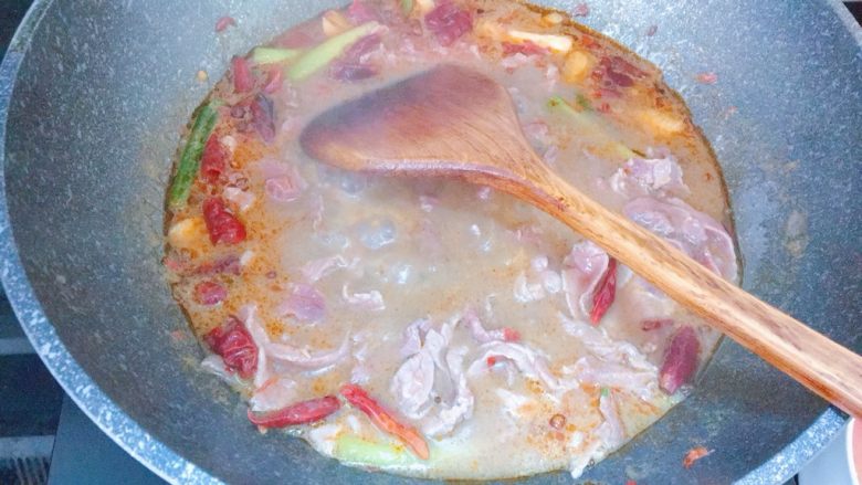 水煮牛肉,可以尝下味道,淡了加点盐,因为我高汤里已经加盐了,所以味道刚好