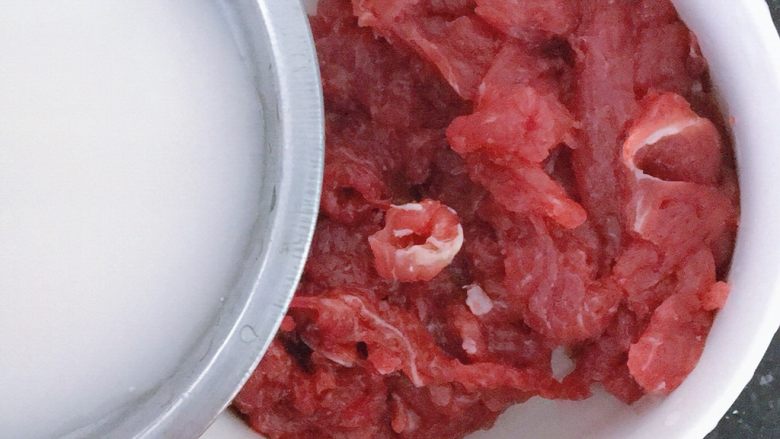 水煮牛肉,把淀粉水倒入<a style='color:red;display:inline-block;' href='/shicai/ 216'>牛肉</a>中,搅拌均匀