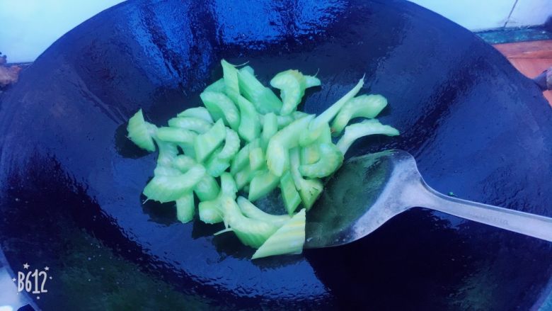 家常菜-西芹炒山药,放入油把西芹翻炒下,加入少许盐,一勺水烧个2分钟。