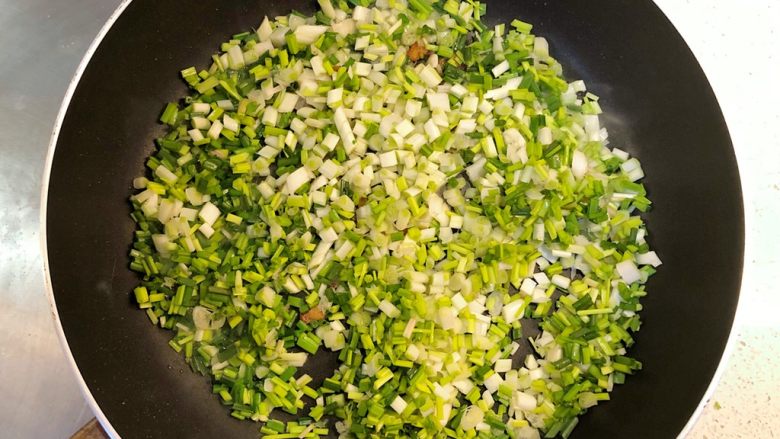 荞菜炒鸡蛋,热锅下油,放入荞菜和菜脯拌炒。