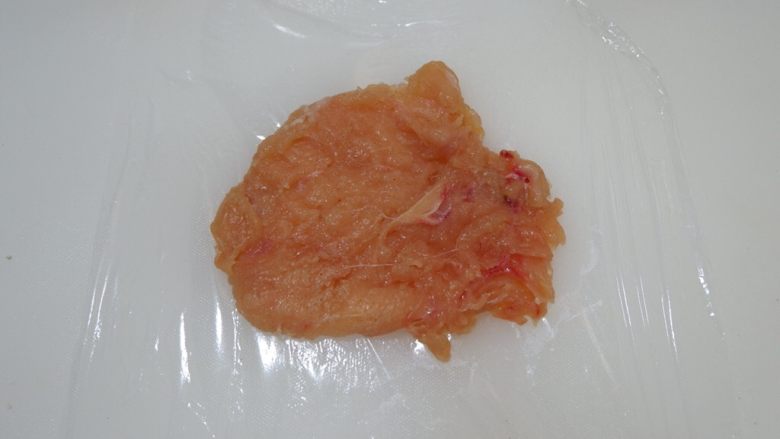 紫米核桃鸡肉卷,腌好的鸡肉,放在保鲜膜上。