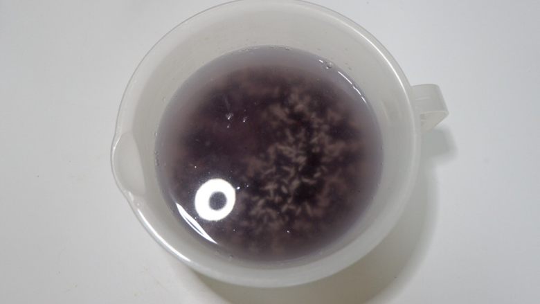 紫米核桃鸡肉卷,加入适量水,浸泡1个小时。