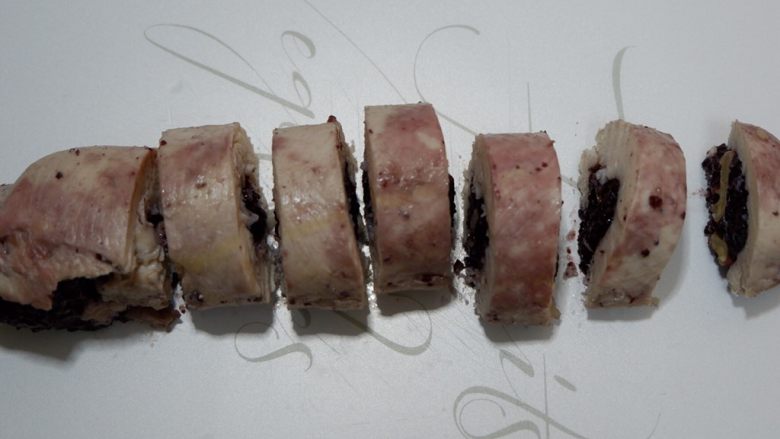 紫米核桃鸡肉卷,取出撕去保鲜膜,散去热气切段即可。