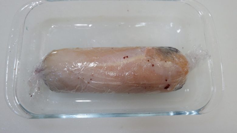 紫米核桃鸡肉卷,用牙签扎一些洞洞,放入容器。
